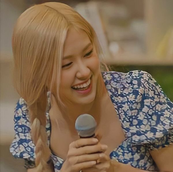 ㅤ
ㅤ
Ia menunduk sebagai ucapan terima kasih, lantas mengambil langkah kecil tuk meninggalkan panggung.
ㅤ
ㅤ