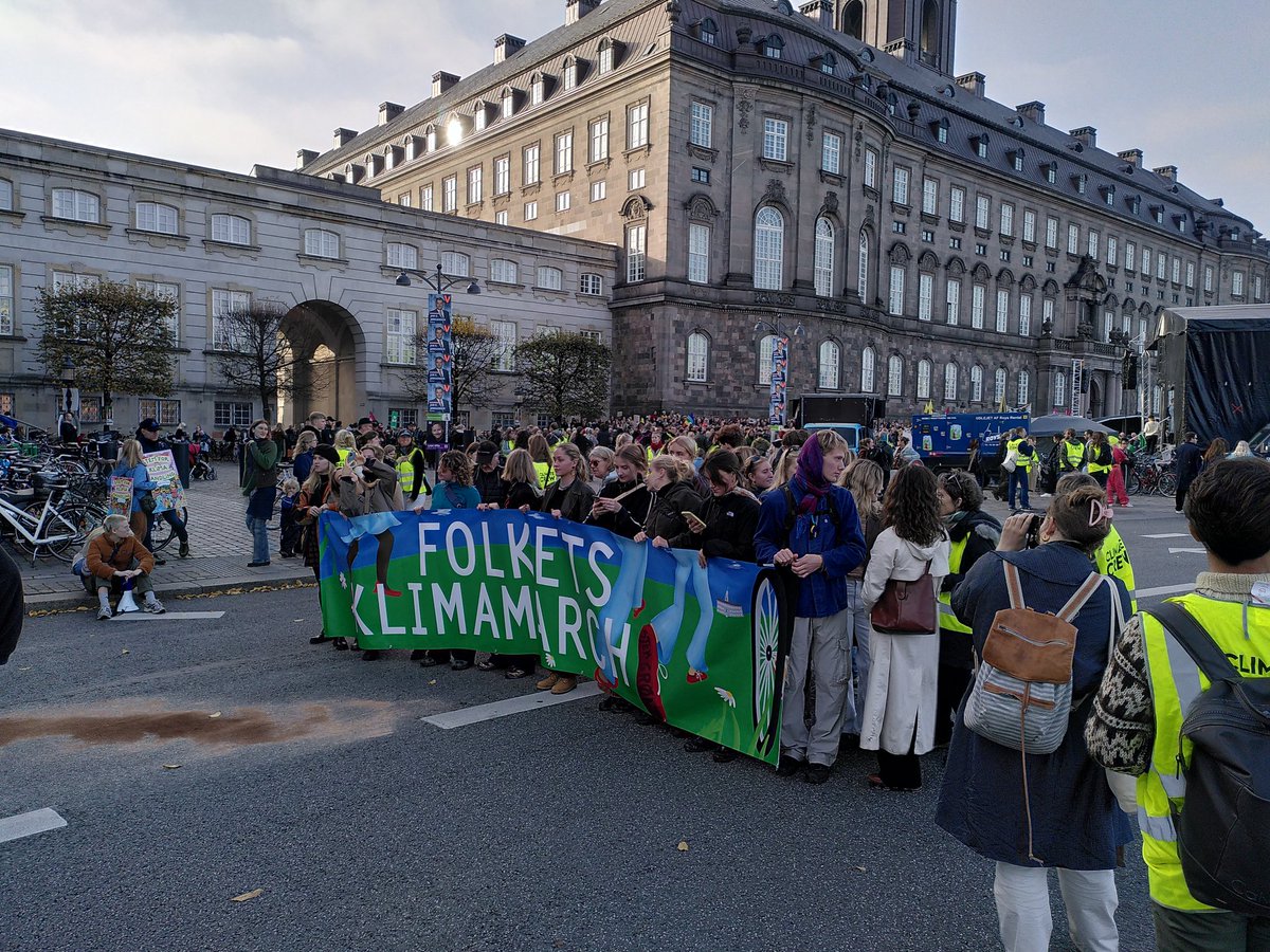 tcjakobsen's tweet photo. KLIMA MARCH

Efter to fremragende taler og fællessang er vi klar til selve marchen.

Fortroppen er gået i position.

Er I med allesammen?

#dkpol
#klimamarch https://t.co/Sn4SODmq6U