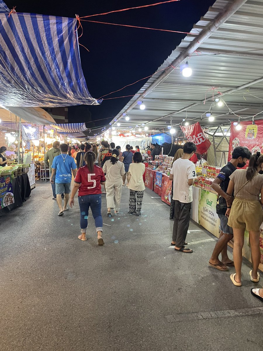 ponKMITL2007's tweet photo. เกษตรแฟร์ทักค๊าบ 🤓😁 #ลาดกระบัง https://t.co/Y7NI5vkurz