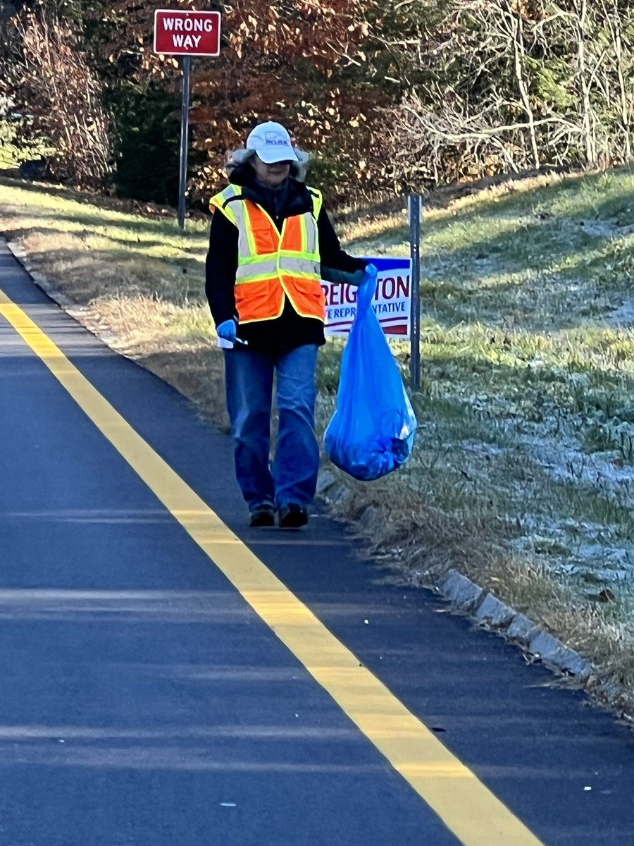 HDHSKelly's tweet photo. Hillsboro-Deering Support staff out picking up trash on the exits this morning at the end of Henniker Street.  23 bags off the roads!  Thank you Kelly B Senecal Learn, Jennifer Doherty, Carolyn Yetter Lischke, Jean Crowley, Bonnie-Jean Lee &amp; Andee Hartness, who joined me. https://t.co/MiMUY0lUmQ