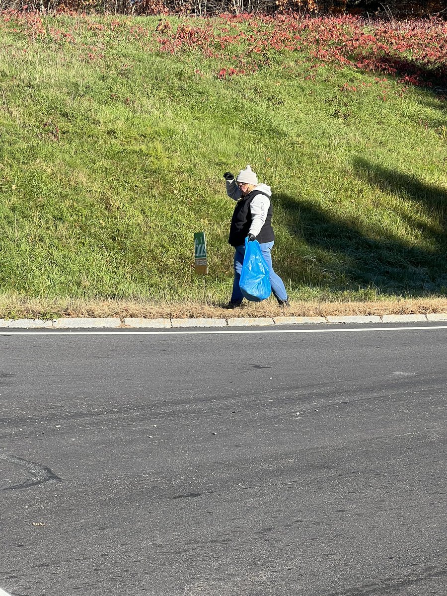 HDHSKelly's tweet photo. Hillsboro-Deering Support staff out picking up trash on the exits this morning at the end of Henniker Street.  23 bags off the roads!  Thank you Kelly B Senecal Learn, Jennifer Doherty, Carolyn Yetter Lischke, Jean Crowley, Bonnie-Jean Lee &amp; Andee Hartness, who joined me. https://t.co/MiMUY0lUmQ