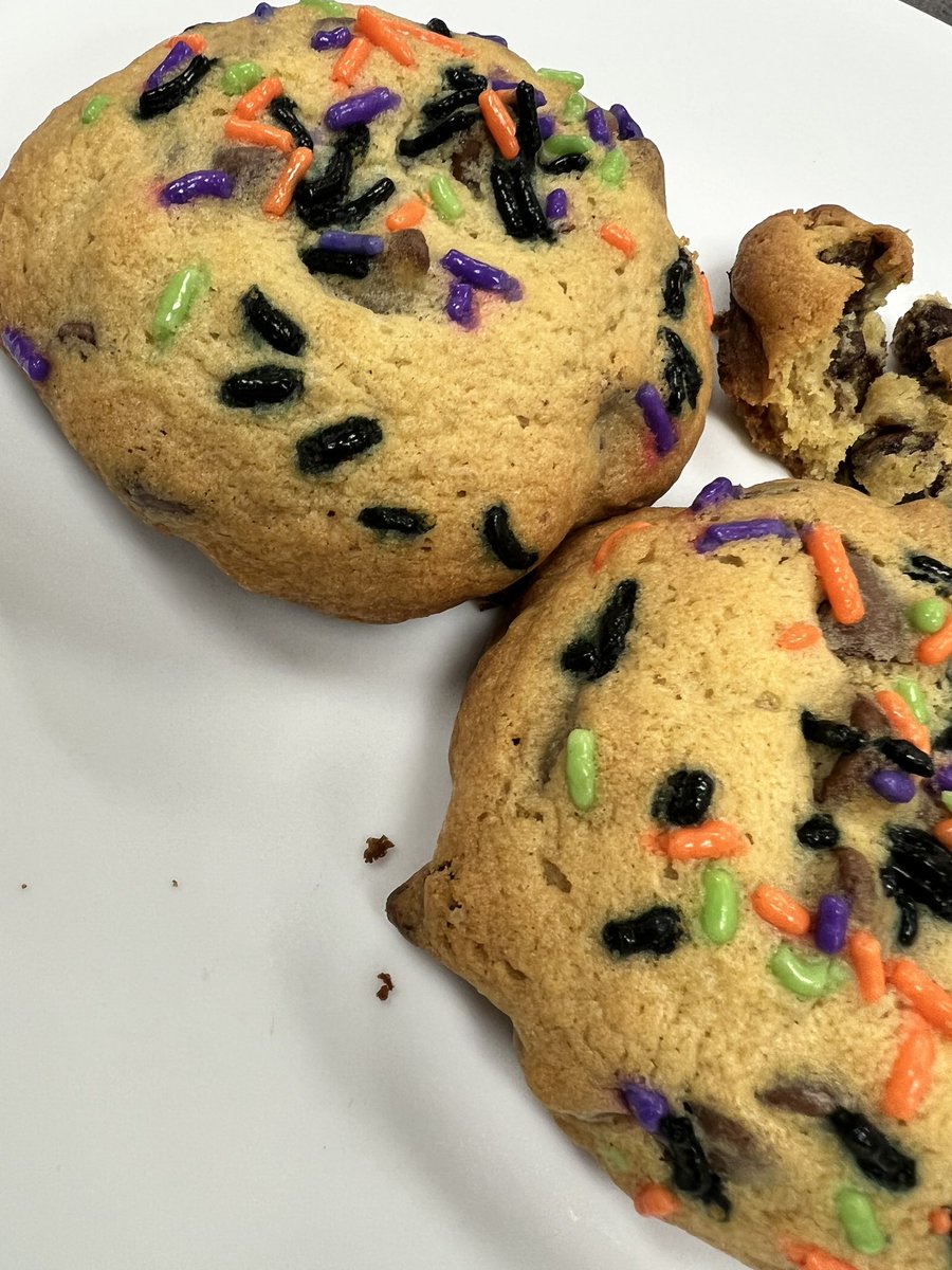 FHSFACSClubs's tweet photo. Easy bagels and Halloween cookies. Intro to Culinary Arts @fhseaglesnest is trying their hands at scrumptious. It is only going to get yummier from here. @freedom_cte better stay hungry! 👩‍🍳🧑🏾‍🍳🍪🥯🦅 https://t.co/JnYrhnFf5q