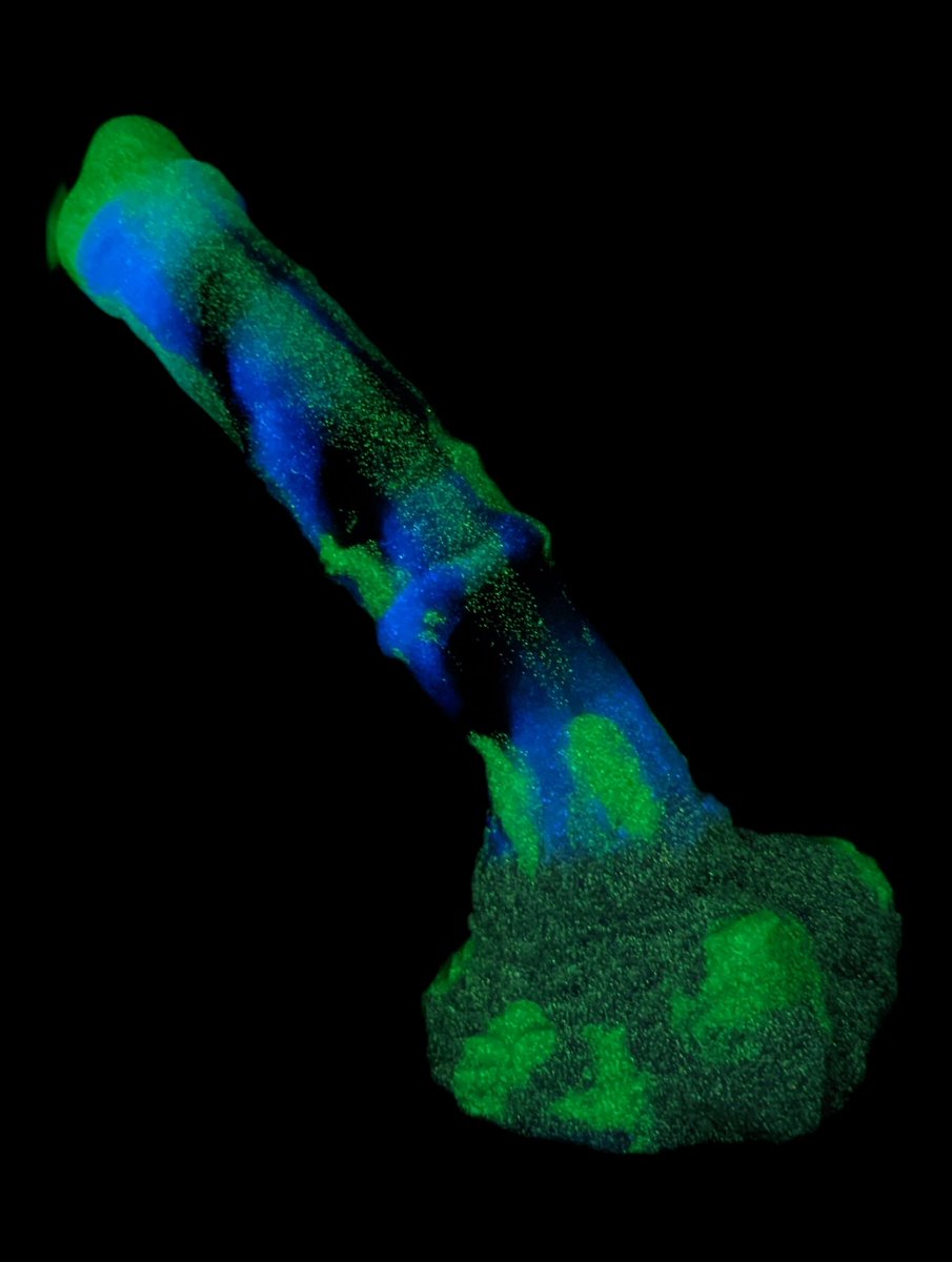 Sandworm-Cow-Fuckbeak 🎃
Medium 00-50 
UV Reactive / GITD 
With Suction Cup