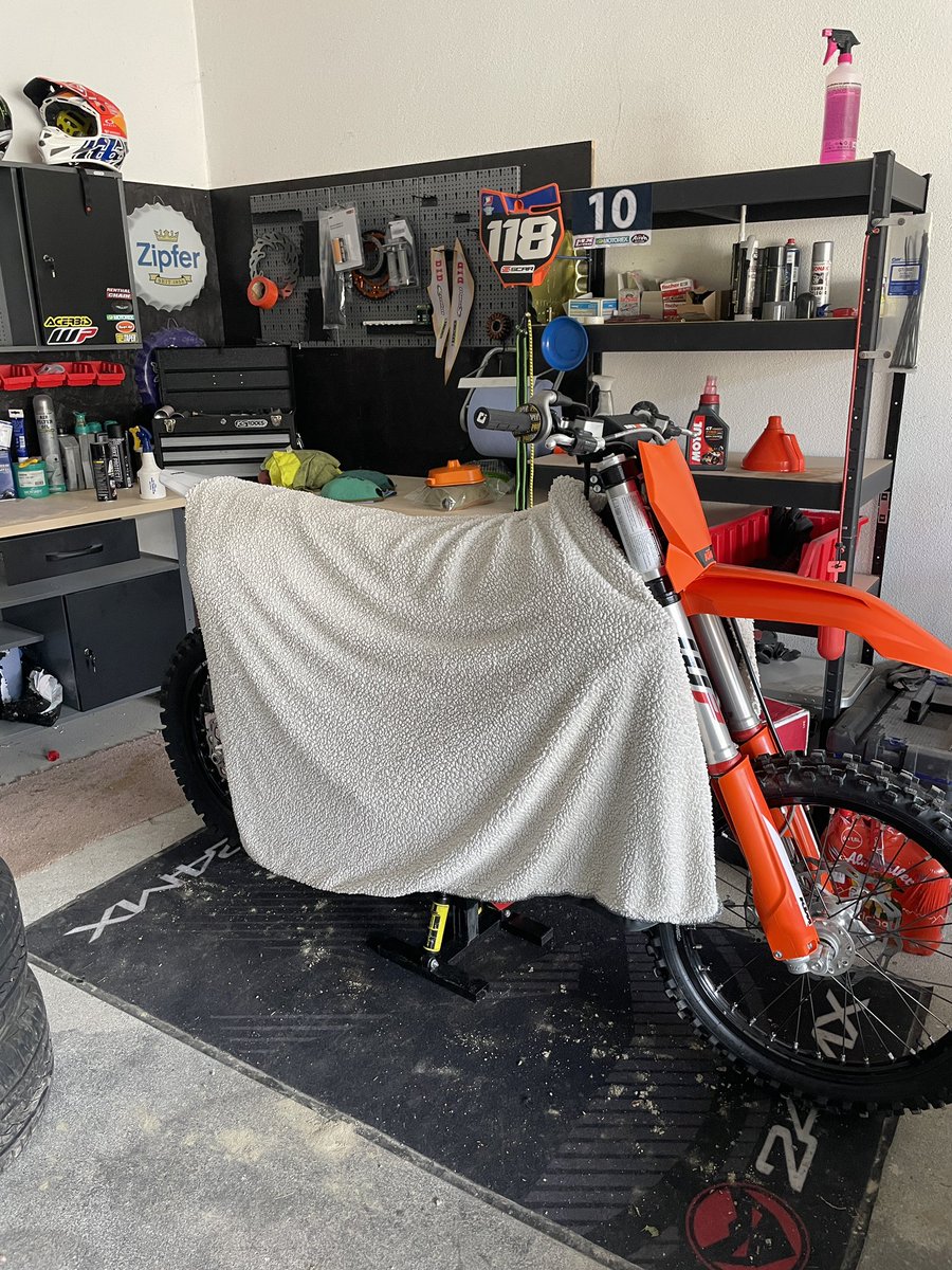 BraapMX83's tweet photo. @KTM_Racing Winter is coming.. Baby gets to bed😂🤟🏾 https://t.co/pSn45033Sj