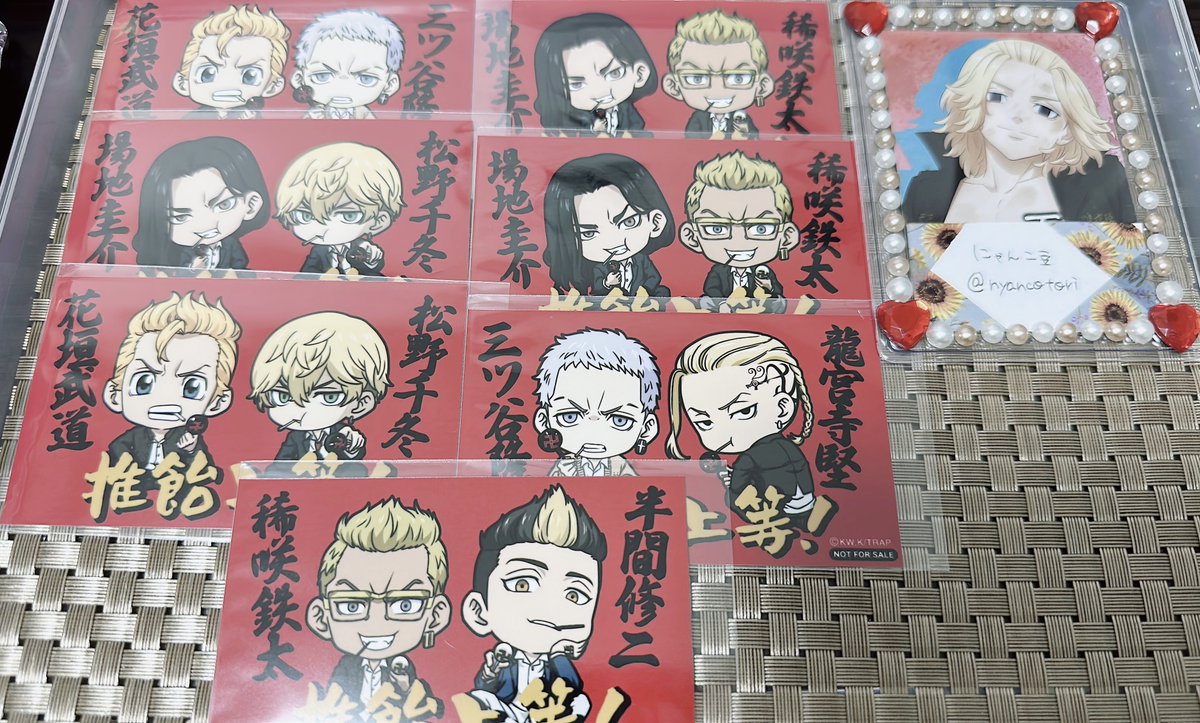 nyancotori's tweet photo. 【交換 譲渡】東リべ 東京リベンジャーズ 推しとアメ 特典 ブロマイド ノベルティ

譲 ▶︎ 
SD 松野 半間 稀咲
等身ペア 半間 稀咲
等身 場地 三ツ谷 松野 半間 龍宮寺
SDペア 佐野が写っているもの以外

求▷同種佐野
ペアは佐野＆龍宮寺 

現時点交換のみ
検索からでもお気軽にお声掛け下さい🛵³₃ https://t.co/9c5nzjaoQl