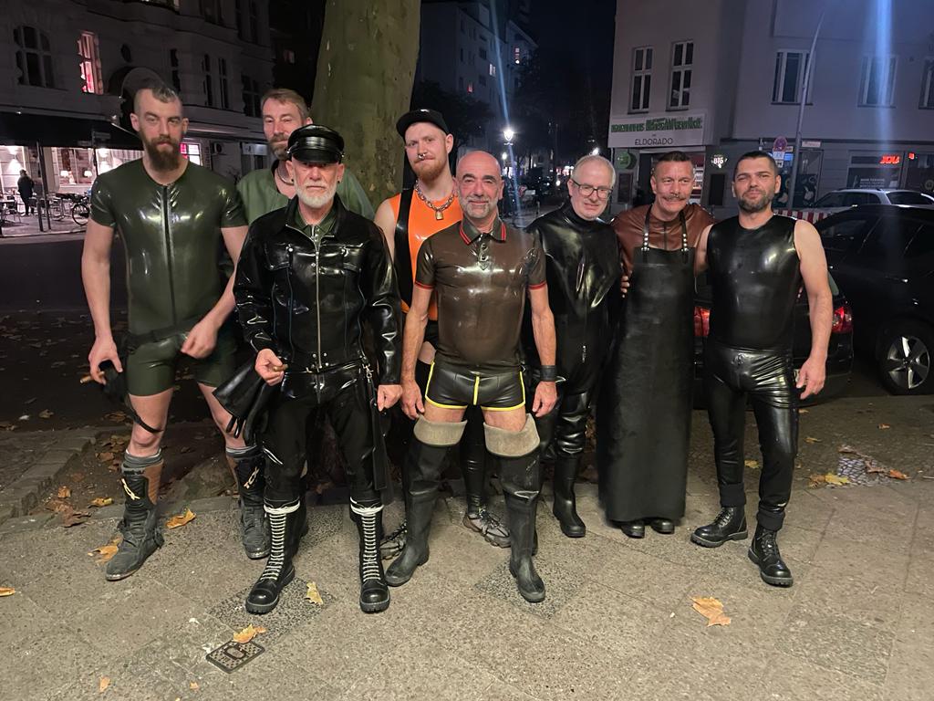 Easter_Berlin's tweet image. Rubber Night at the Scheune
Staff and best friends
#blf #easterberlin #rubbermen #fetish #fetisch #fetiche #latexfetish #gay #malu15 #scheuneberlin #fetishsocial #fetishberlin #böse_buben #bösebubenclub #rubberfetish #gummifetisch