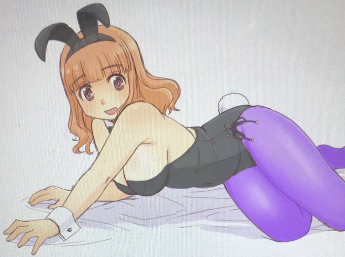 黒バニーに紫のタイツだけでもハロウィンっぽくなるんじゃないかと試してみたもののイマイチなやだもーさん。 