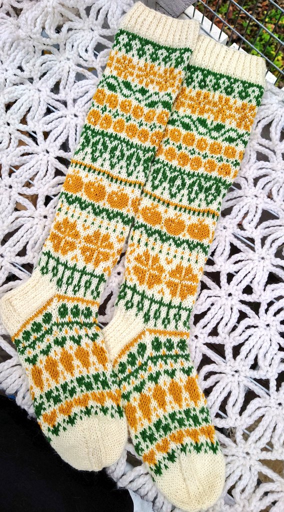 KirsiOjanpera's tweet image. Sadonkorjuun aikaan sukat.
Kirjoneuleen tekemisestä on vierähtänyt tovi, mutta olen lopputulokseen ihan tyytyväinen.
At harvest time socks.
Haven't done stranded knitting for a very long time but overall pleased with my socks.
#kirjoneule #strandedknitting #KnittingTwitter
#knit