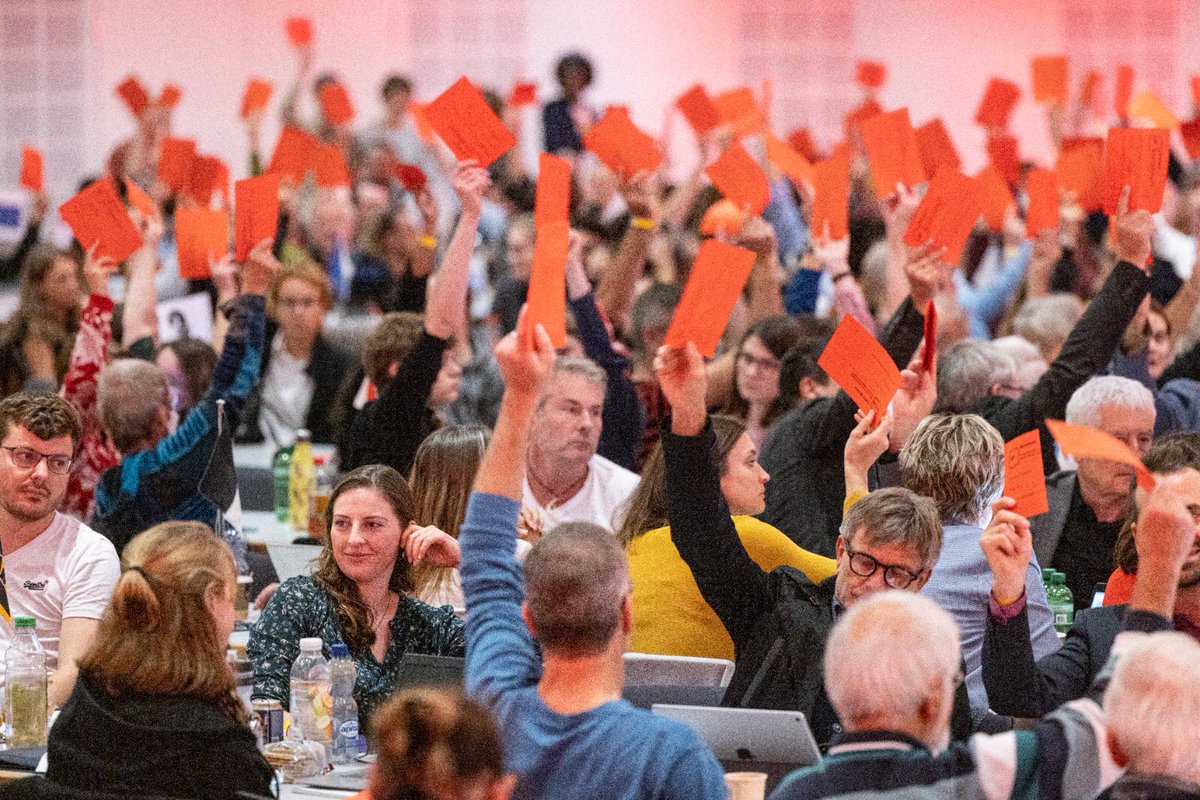 Die Delegierten des Parteitags haben heute das Europapapier für einen Aufbruch in ein soziales und demokratisches #Europa verabschiedet. 🇪🇺🇨🇭#ParteitagSP