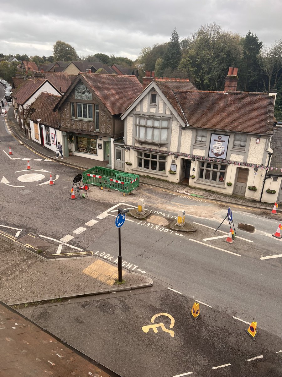 AidanDodsworth's tweet image. @SouthernWater three days since you put the lights in and dug up the road! When are you coming back to sort out this mess?! Another leak is on the junction with Meadowside #storrington #whatajoke #fixtheissue