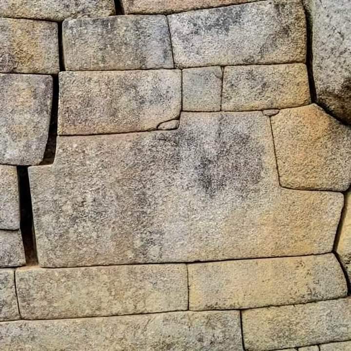 Machu Picchu también tiene su piedra de 12 ángulos. Ubicada en uno de los muros bajo el Templo del Sol. Aquí también se puede observar la piedra más pequeña de toda la ciudadela Inca. PERÚ conócelo.