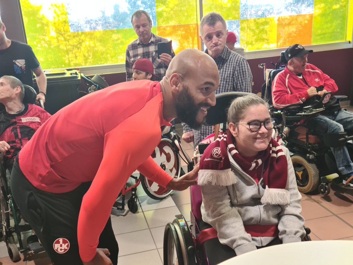 Rote_Teufel's tweet photo. Nach dem heutigen Training fand die traditionelle jährliche Autogrammstunde für #FCK-Fans mit Handicap auf dem Programm. Spieler und Trainer nahmen sich ausführlich Zeit für die treuen Anhänger. Große Fotogalerie und Bericht folgen morgen. #Betze https://t.co/jH89l0qeaW