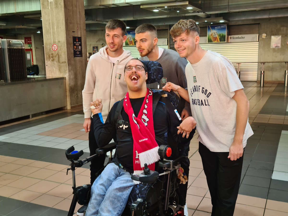 Rote_Teufel's tweet photo. Nach dem heutigen Training fand die traditionelle jährliche Autogrammstunde für #FCK-Fans mit Handicap auf dem Programm. Spieler und Trainer nahmen sich ausführlich Zeit für die treuen Anhänger. Große Fotogalerie und Bericht folgen morgen. #Betze https://t.co/jH89l0qeaW