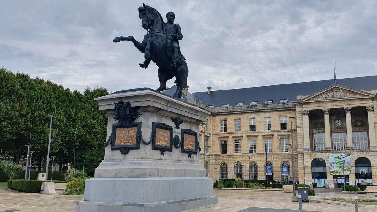 La statue de Napoléon très bien restaurée a retrouvé son emplacement historique, place de Gaulle, en plein cœur de Rouen.
Le combat, soutenu par la grande majorité des Rouennais attachés à leur patrimoine, le valait bien !