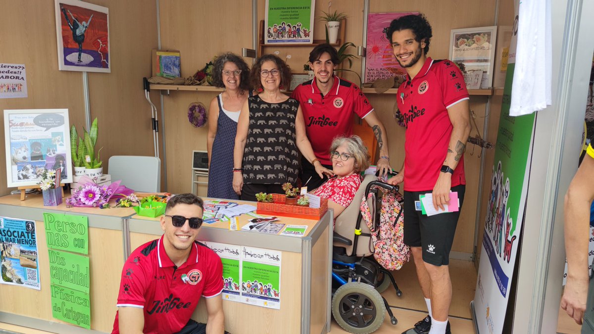 JimbeeCartagena's tweet photo. Y después del entreno, una representación de nuestros jugadores ha conocido la Feria de Entidades de Personas con Discapacidad #INCLUSIONES. 

¡Muchas gracias por el trato maravilloso que hemos recibido de todas las asociaciones y nuestra admiración por la labor que hacen! https://t.co/OXwMGS37le