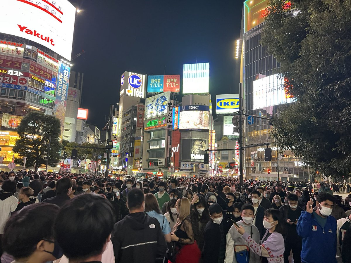 zaki_eef's tweet photo. 仕事で３日間の浜松出張を終えて新幹線で帰ってきて渋谷の中本食って帰ろうと思ったら陽キャの群れに遭遇してイラついてる(自分が悪い https://t.co/5wkYV5ZgQw