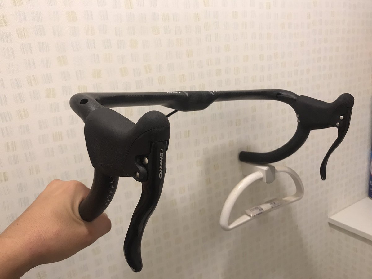 InugamiToka's tweet photo. この間貰ったカーボンハンドルと、その後に友人にライザーバーと交換したTEKTROのブラケットレバーを装着!
めっちゃスッキリしてて超カッコいい!
#エアロハンドル #TEKTRO https://t.co/tTR8wEQGV4