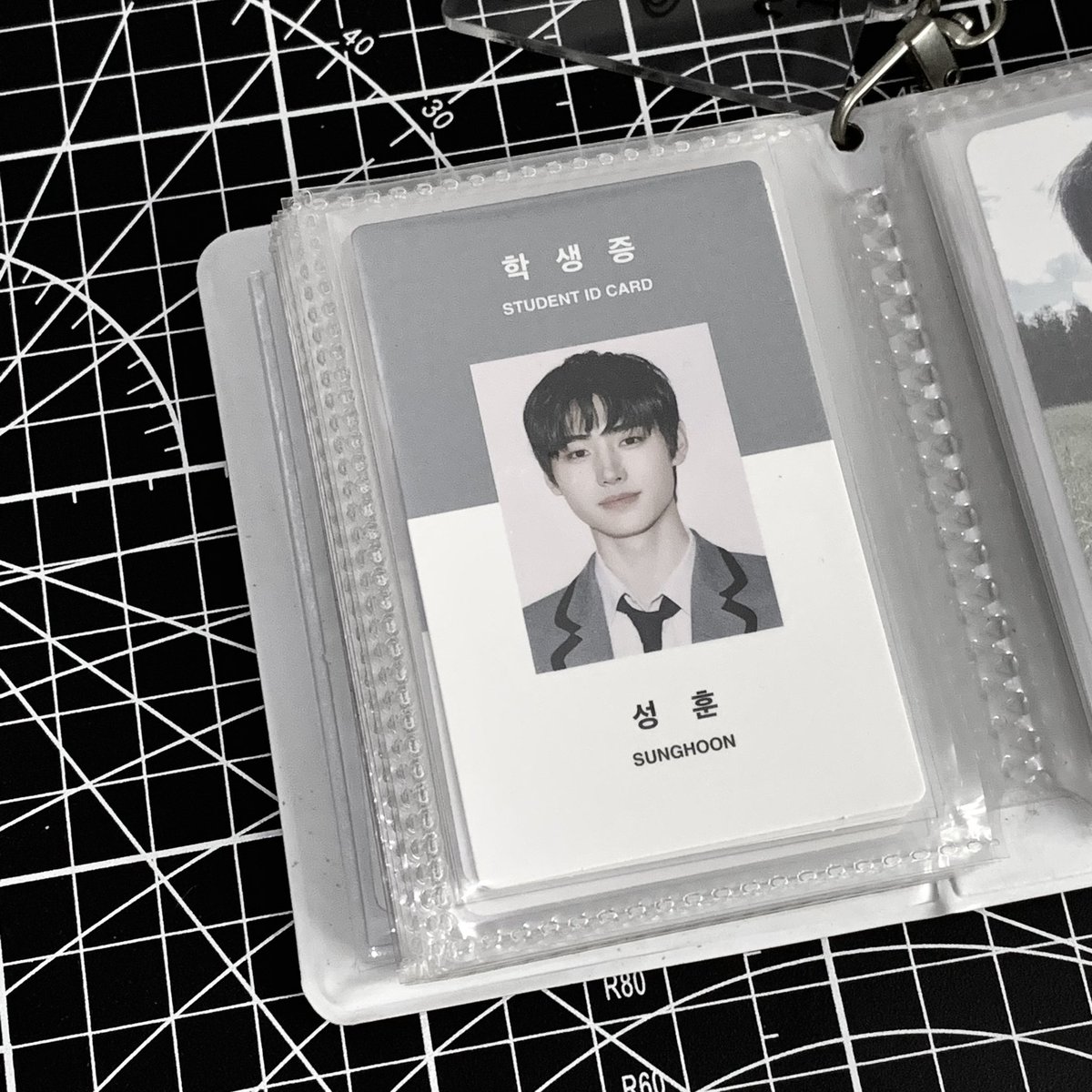 sunsvn's tweet photo. wts lfb sunghoon sg21 id ! ⭐️

👚  1200 + pf
🩰  onhand 
🧤  good condition
🎧  payo or 5 days 

reply mine to claim! :)

🐰 wts lfb sunghoon sg21 id seasons greeting 2021 https://t.co/jF1h87KHIX