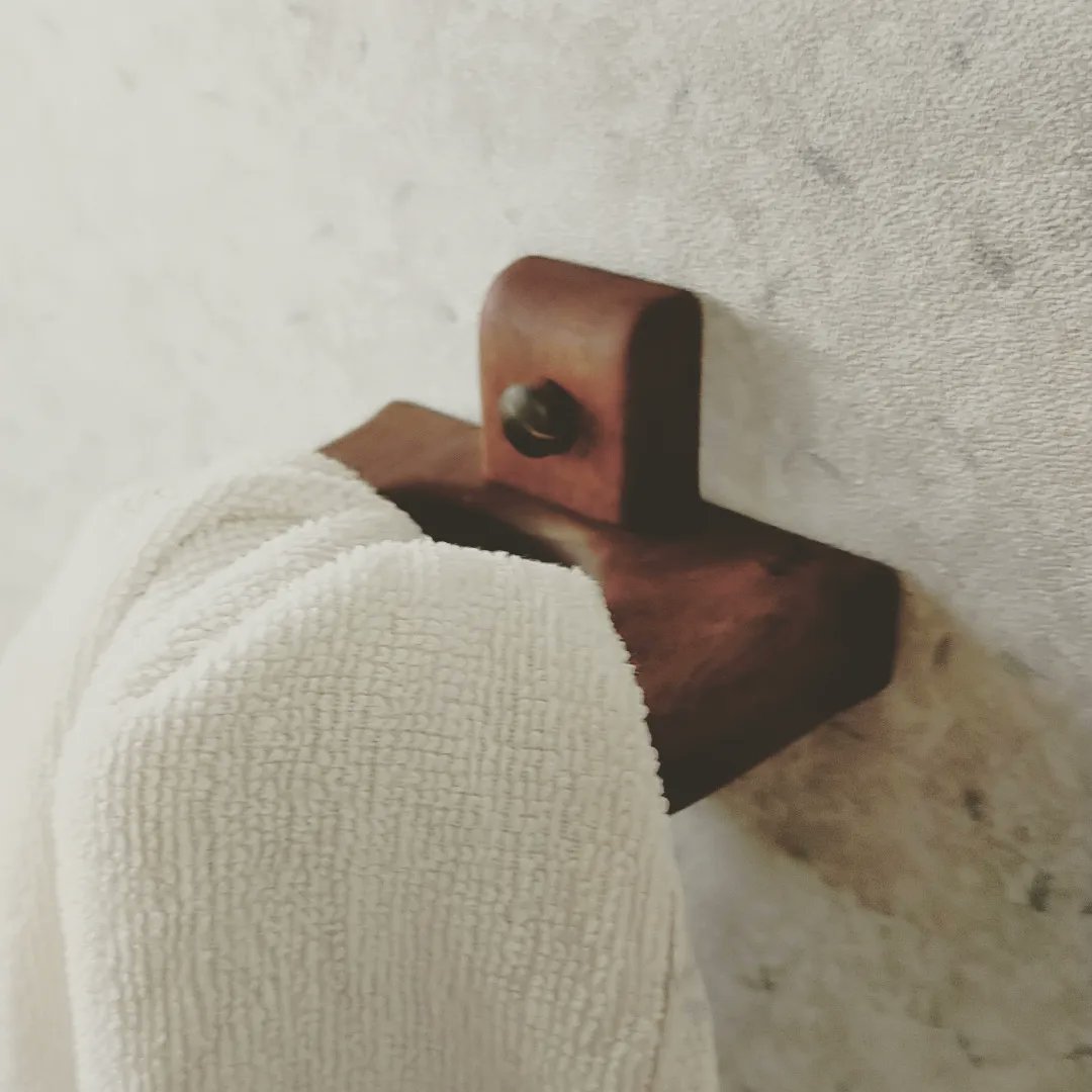 tinymans's tweet photo. コンパクトなウォールナットのタオルリング！
奥行きは約7cmでタオルを掛けた時の圧迫感はないですよ！
#タオル掛け
#トイレ雑貨
#タオルリング
#ウォールナット https://t.co/1aROTdqpSF