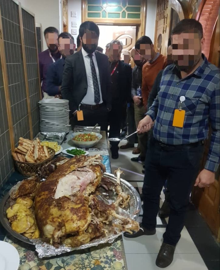 AtRiskTeachers's tweet photo. #BritishCouncil colleagues lined up for dinner on the British Embassy in Kabul. I loved the #Afghanfood I had while working in Kabul. Afghans are great cooks. Let's hope there is enough food for the people of Afghanistan this winter.
#AtRsikTeachers @FCDOGovUK @ukhomeoffice #EDI https://t.co/oOTQPLyIuY