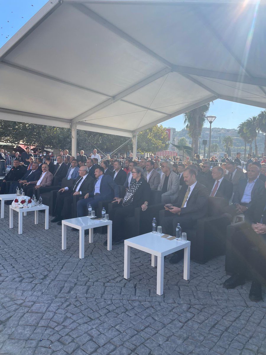 İzmir Valiliği tarafından ‘30 Ekim İzmir Depremi Anma Programı’ gerçekleştirildi. Programa İzmir Valisi Yavuz Selim Köşger başkanlığında il müdürleri katılırken İl Sağlık Müdürü Doç.Dr. M.Emre Erkuş da UMKE ekipleri ile katılım sağladı. #izmirsağlıkmüdürlüğü #30ekimizmirdepremi