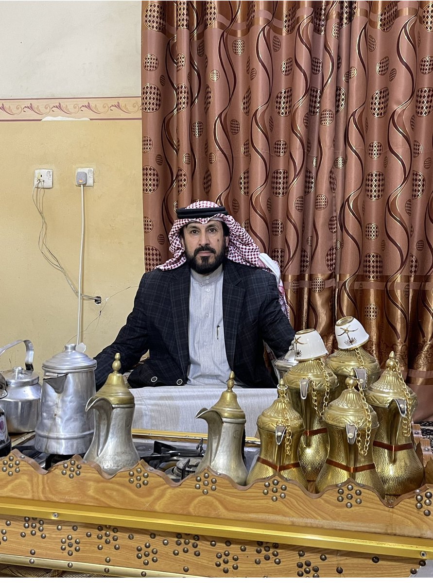 انا   ولد   ديوان    وسلوم   ودلال 
      اما انت اعرفك من هواة الملاهي 
،
انتَ شريت الجاه بالمنصب ومال 
   وانا شريت ب طيب الاخلاق جاهي 
،
صحيح ماني من رجالات الاعمال
    مير   القناعه     عيشتني    رفاهي