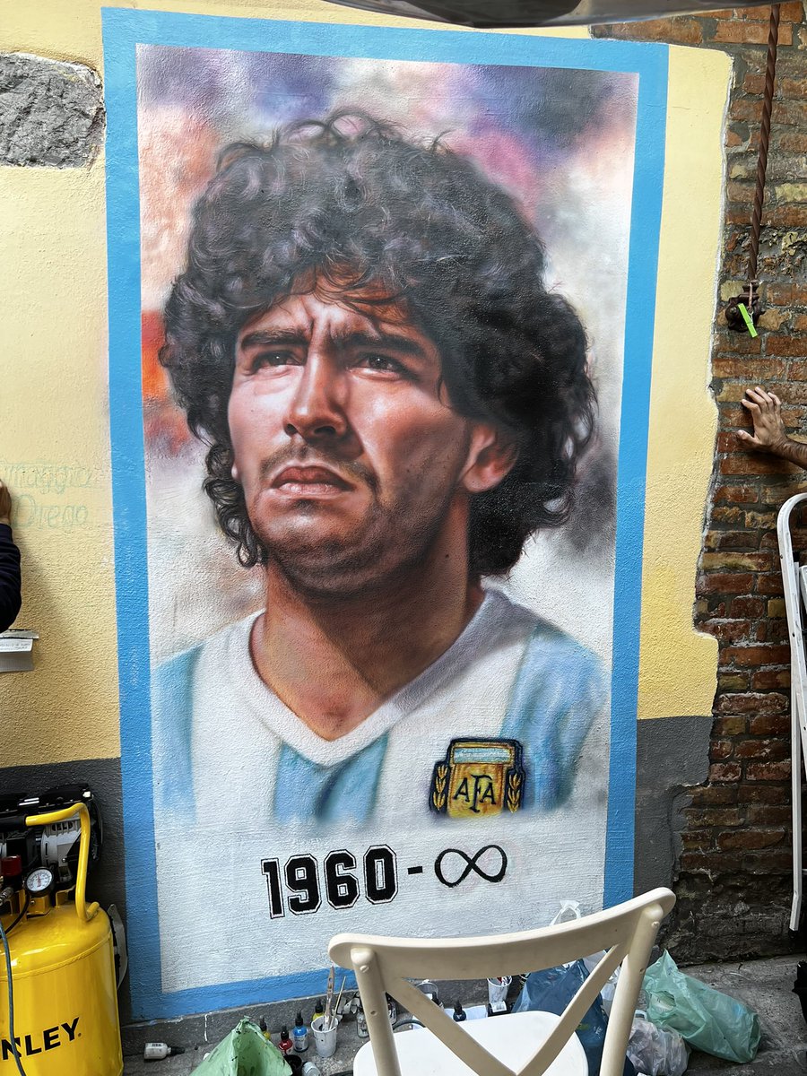 FabioArboit's tweet photo. E oggi sarebbero 62, auguri #D10s #maradona #napoli #dieghito #lamanodedios https://t.co/F2PxV4PGLr