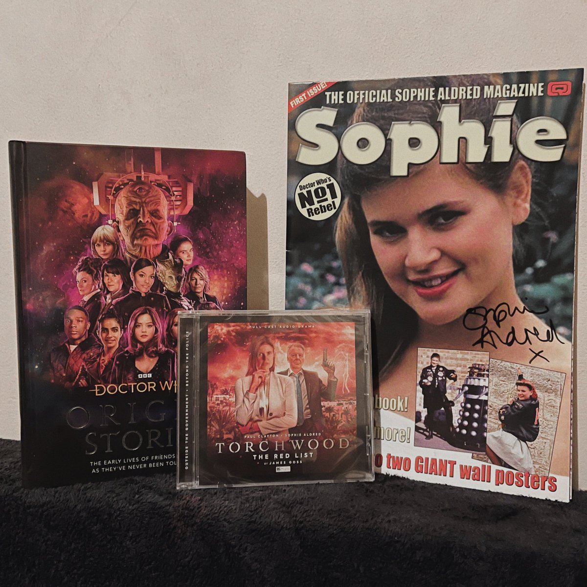friendoface's tweet photo. 🚨 GIVEAWAY! 🚨 

To celebrate us reaching 3,000 followers on here we have these three amazing prices to send to one lucky winner!

A copy of the new book ‘Origin Stories’, a copy of @bigfinish’s ‘The Red List’ and a specially signed copy of the official @sophie_aldred magazine! https://t.co/UCEmrw1VuC