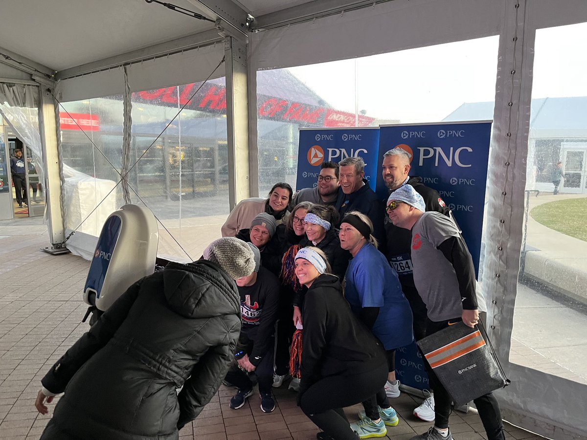 Craig_PNC's tweet photo. RIGHT NOW: In #Cleveland, @PNCBank employees are cheering on runners at the Rock Hall Half Marathon! https://t.co/T1sDHYgz2S