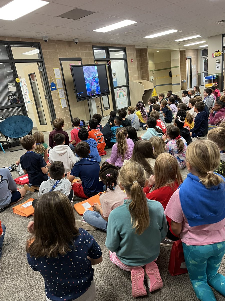 3rdGradeMWE's tweet photo. We had so much fun working on our Public Spaces and Places PBL on Thursdays. Mrs. deLeon did a great job heading up the creation of our own 3rd grade garden. The pickets are being made with parent help to look like our 3rd graders. @MeadowWoodSBISD @LynneBarry @vendetti_jaime https://t.co/oSYSuh6XOy