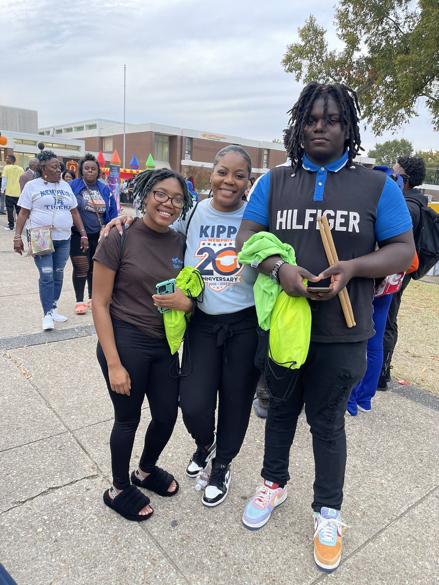 KimDurham1908's tweet image. KIPP Memphis Alumni were all smiles catching 20year celebration vibes at our Block Party! #KIPPMemphis #BacktoBasics #KIPPForward #SupportingAlumniThroughCollegeCareerandBeyond @AntonioMBurt