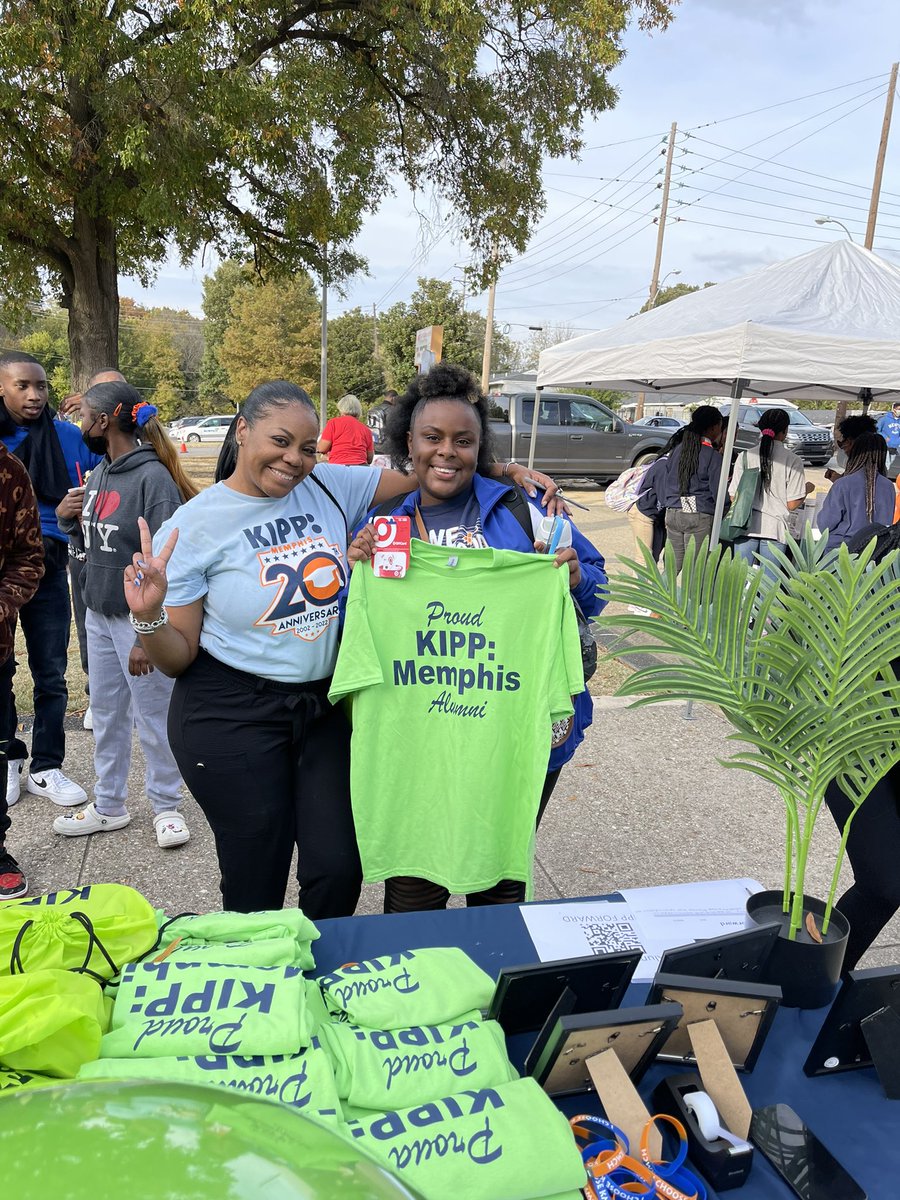 KimDurham1908's tweet image. KIPP Memphis Alumni were all smiles catching 20year celebration vibes at our Block Party! #KIPPMemphis #BacktoBasics #KIPPForward #SupportingAlumniThroughCollegeCareerandBeyond @AntonioMBurt