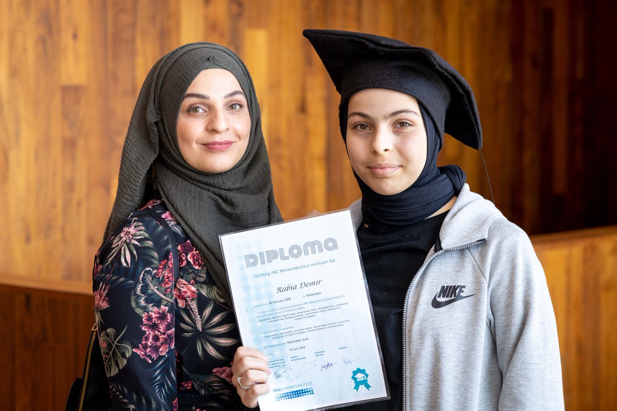 Stichting Ondernemersbelangen Rotterdam (@ondernemers010) on Twitter photo In schooljaar 2021-2022 kon voor <a href="/Weekendschool/">IMC Weekendschool</a> weer meer, er werd weer grotendeels live in de klas lesgegeven. Ruim 300 Rotterdamse leerlingen volgden de programma’s van IMCWeekendschool in Rotterdam. We hebben onze ondersteuning verlengd dus 't mooie werk kan worden voortgezet. In schooljaar 2021-2022 kon voor <a href="/Weekendschool/">IMC Weekendschool</a> weer meer, er werd weer grotendeels live in de klas lesgegeven. Ruim 300 Rotterdamse leerlingen volgden de programma’s van IMCWeekendschool in Rotterdam. We hebben onze ondersteuning verlengd dus 't mooie werk kan worden voortgezet.