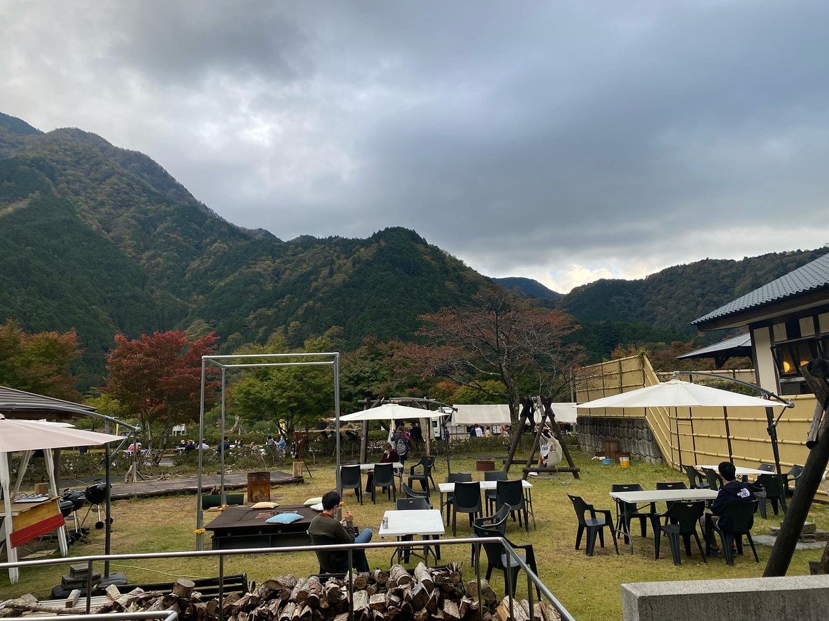 梅ヶ島温泉郷祭り🍁

ホベさんは選挙の投票を浜松で無事終えてからの出演でした。

紅葉が色付き始めた梅ヶ島はちょっぴり寒かったですが、今日は歌った後に温泉も頂き、美味しいものも頂き、温かくして帰ってきました。

黄金の湯　公式サイト
koganenoyu.com