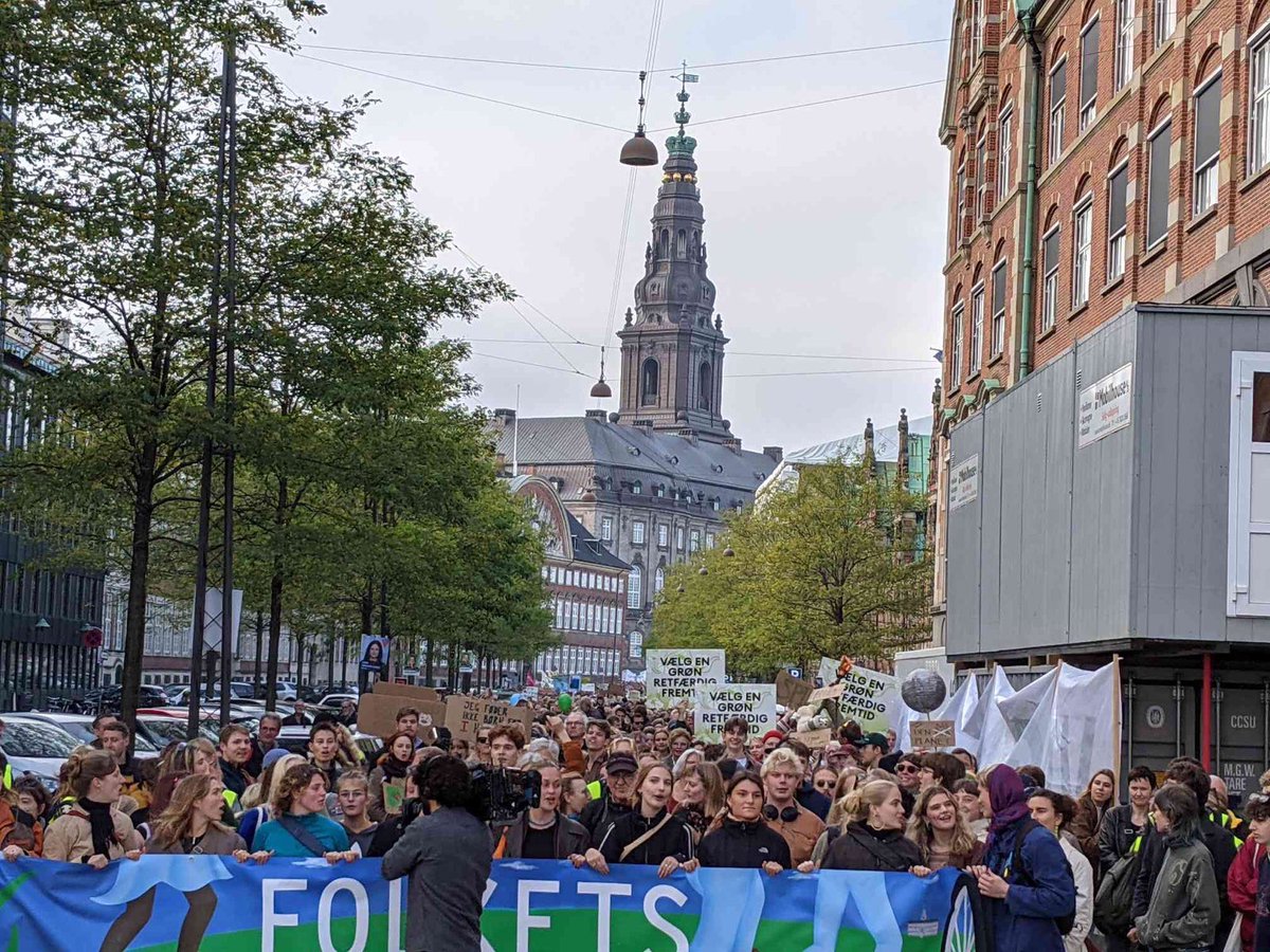 DenGroenneUng's tweet photo. Vi er over 30.000 til Folkets Klimamarch! Nu er det ubenægteligt: klimabevægelsen er så stærkt som altid og kræver et klimavalg for en grøn retfærdig fremtid på tirsdag! ✊🌍 #dkpol #dkmedier https://t.co/FdcFVnz2Dj