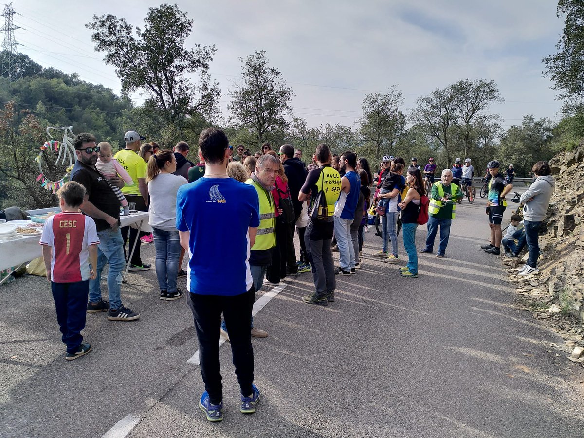 Avui centenars de persones hem gaudit amb seguretat de la carretera dels Àngels! 🚲🚶

Els amics de la Tina han ofert un deliciós refrigeri i, han llegit un parlament per recordar-la i per exigir més celeritat a la justícia, ha passat un any i encara no hi ha cap sentència!