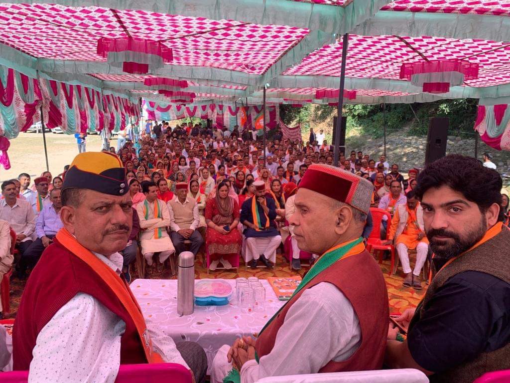 BJP4Himachal's tweet photo. हिमाचल के पूर्व मुख्यमंत्री प्रो @DhumalHP जी ने भाजपा प्रत्याशी कैप्टन रणजीत सिंह जी के पक्ष में जनता को सम्बोधित करते हुए कहा कि सुजानपुर इस बार रिवाज बदलेगा और भाजपा प्रत्याशी को विजयी बनाएगा।

जनता का समर्थन भाजपा के साथ है।

#विजय_संकल्प_अभियान https://t.co/l3N4Di72my