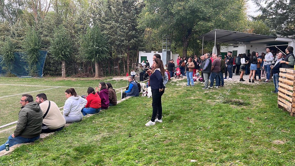 ¡¡¡Fiesta del fútbol en Espinosa!!!Ambientazo y partidazo con victoria para nuestros chicos por 4-5,ya os advertimos que en el fútbol provincial hay muchos partidos así,puro espectáculo dentro y fuera del campo,siguiente cita contra nuestros vecinos de Marchamalo en el Municipal