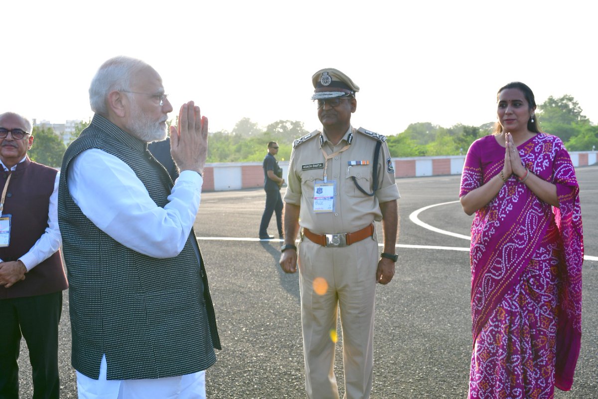 CollectorNar's tweet photo. માન.વડાપ્રધાનશ્રી નરેન્દ્રભાઈ મોદી નર્મદા જિલ્લાના એકતાનગર સ્થિત હેલીપેડ ખાતે માન. મુખ્યમંત્રીશ્રી ભુપેન્દ્રભાઈ પટેલ, મુખ્ય સચિવશ્રી પંકજ કુમાર સહિતના મહાનુભાવો અને પદાધિકારીશ્રીઓ દ્વારા ઉષ્માસભર સ્વાગત કરવામાં આવ્યું. @CMOGuj @pkumarias https://t.co/KrHNgfAoy3