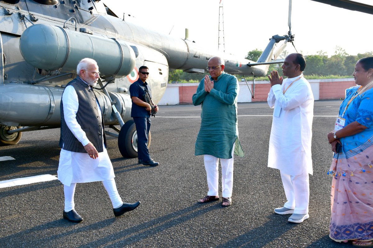 CollectorNar's tweet photo. માન.વડાપ્રધાનશ્રી નરેન્દ્રભાઈ મોદી નર્મદા જિલ્લાના એકતાનગર સ્થિત હેલીપેડ ખાતે માન. મુખ્યમંત્રીશ્રી ભુપેન્દ્રભાઈ પટેલ, મુખ્ય સચિવશ્રી પંકજ કુમાર સહિતના મહાનુભાવો અને પદાધિકારીશ્રીઓ દ્વારા ઉષ્માસભર સ્વાગત કરવામાં આવ્યું. @CMOGuj @pkumarias https://t.co/KrHNgfAoy3