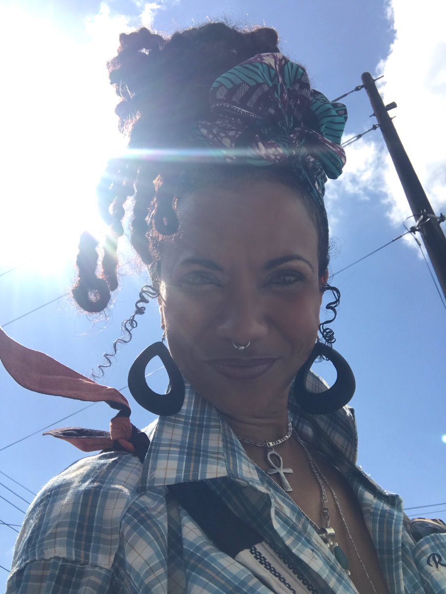 JBonterre's tweet photo. 💫OurLIGHT will alwayZ irritate & confuse jealous demons. They’ll “love” & abuse you sametime, daZ dem problem to sortOut not yours. Align yourself w/ANGELS & neVer let a hater tunYouOut. 🙏🏾Simple
🧠#MOTHERSonWounds
🇹🇹#BLACKSTATESunday ⏫WayUPP
🍵#SpicedTherapy
🌿#SPICEDNETWORK https://t.co/usdKwZn2Uj