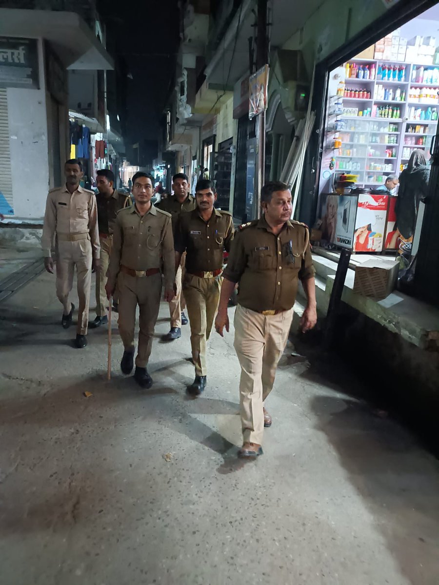 जनपद में शांति एवं कानून-व्यवस्था बनाये रखने हेतु #MeerutPolice के समस्त क्षेत्राधिकारी व थाना प्रभारियों द्वारा अपने-अपने थानाक्षेत्रों में भीड़भाड़ वाले क्षेत्रों में पैदल गश्त एवं संदिग्ध वाहन/व्यक्तियों की चैकिंग की जा रही है। #UPPolice