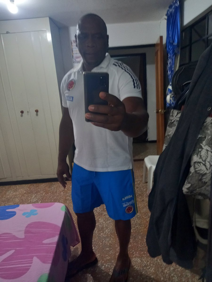 Calabari's tweet photo. Vale la pena madrugar porque hoy un país entero tiene un compromiso por un solo objetivo. hoy se juega por primera vez en la historia de Colombia una final del mundo. Y la oportunidad es para las guerreras de la selección femenina de fútbol. https://t.co/hksOt1Et8N