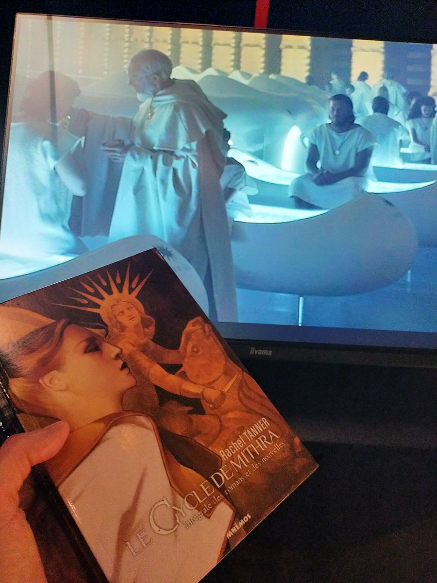 DuvernayT's tweet photo. La scéno est aérée et fait  intelligemment écho au sujet, les dispositifs de décryptage rendent la lecture des oeuvres limpide. Les multimédia sont beaux et pertinents, les mentions de Mythra dans la pop culture ne sont pas oubliés, bref c'est un régal 🤩 #expoMithra https://t.co/7orEyjoAWn
