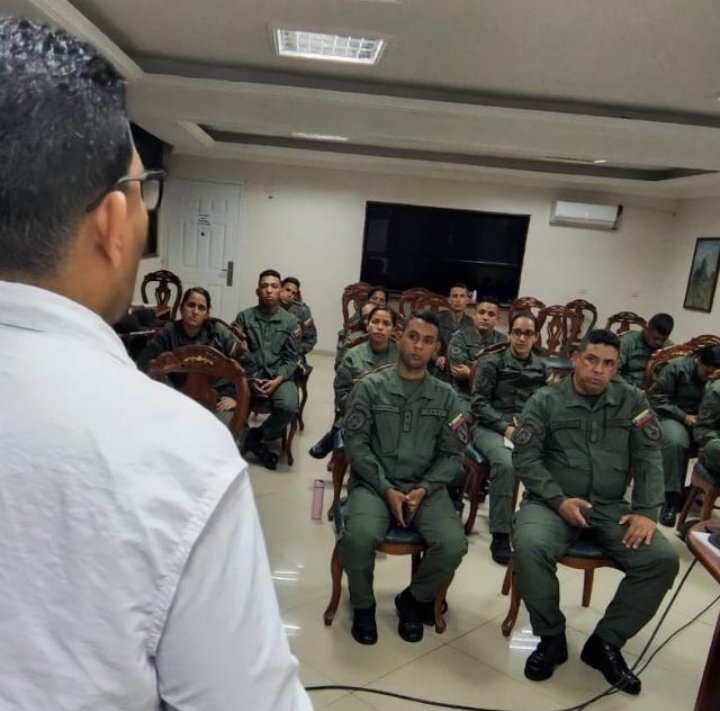 REDI_llanos03's tweet photo. En el Cmdo de @REDI_llanos002 continuamos con el Seminario Sobre las Técnicas y Empleo de las RRSS Como Arma Estratégica en la Guerra Mediática y Comunicacional. Con la participación de profesionales asignados por ZODI y CZGNB de esta Región Llanera
#CEOFANB
#FANB https://t.co/5CbEG4PQnl