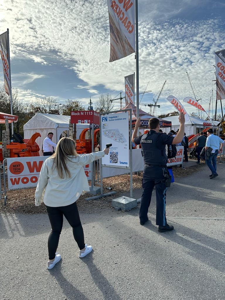 Scan2Lead (@scan2lead) on Twitter photo Some of our #bauma exhibitors may have been a little over engaged with hunting for leads with our <a href="/scan2lead/">Scan2Lead</a> products. And maybe they took the word “scanner pistol” too verbally. 😁
<a href="/bauma/">Andrew Baum</a> <a href="/PolizeiBayern/">Polizei Bayern</a>
#wearebauma #polizei #topactors #leads #baumaisdifferent Some of our #bauma exhibitors may have been a little over engaged with hunting for leads with our <a href="/scan2lead/">Scan2Lead</a> products. And maybe they took the word “scanner pistol” too verbally. 😁
<a href="/bauma/">Andrew Baum</a> <a href="/PolizeiBayern/">Polizei Bayern</a>
#wearebauma #polizei #topactors #leads #baumaisdifferent