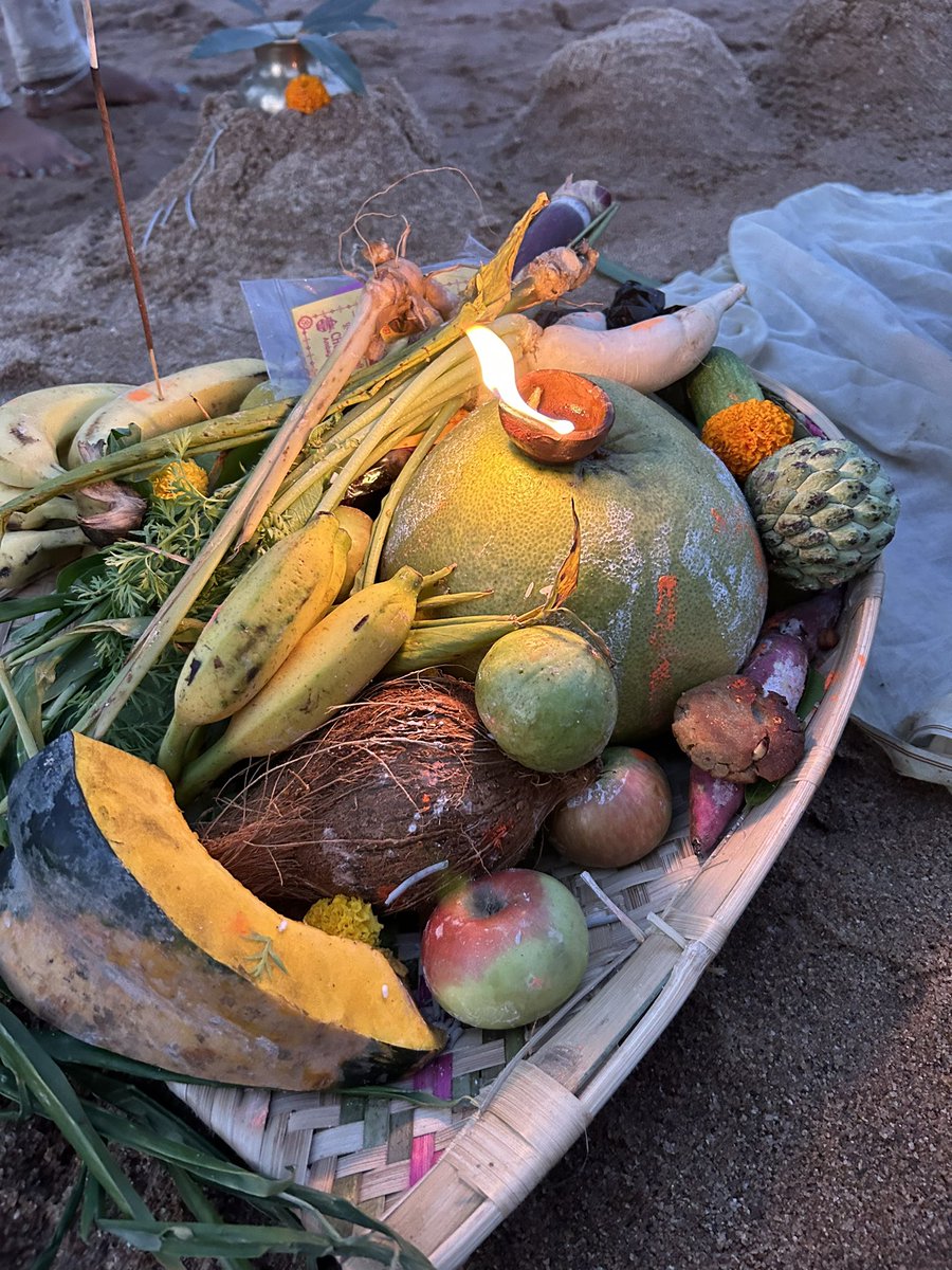 kautuk_singh's tweet photo. A festival that’s wayyyy beyond other things #ChhathPuja2022 

Lauki that tastes better, kharna kheer that doesn’t match any other kheer you’ve had, and that enthusiasm to wake up early to make thekuas as well as for bihnukka arghya. 

Happy Chhath Puja 🙏 https://t.co/eGDiaXwoJQ