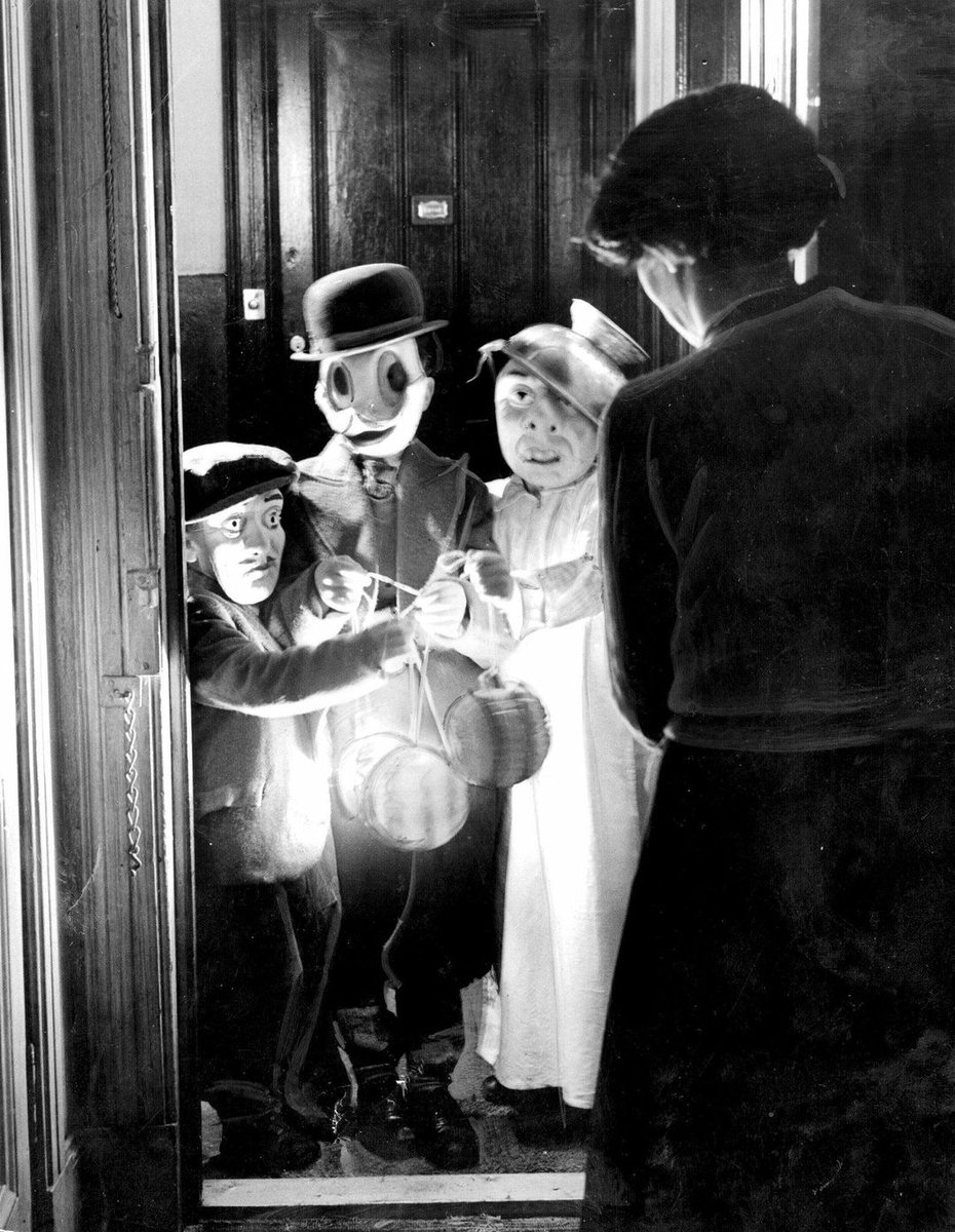 'I wants to make yer flesh creep...'

Glasgow guisers, 1950s.

Pic: Newsquest