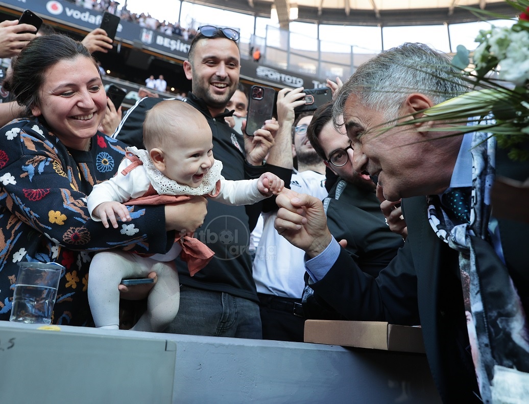 Şenol Güneş'i gören minik Beşiktaşlı taraftarın yüzündeki gülümseme.