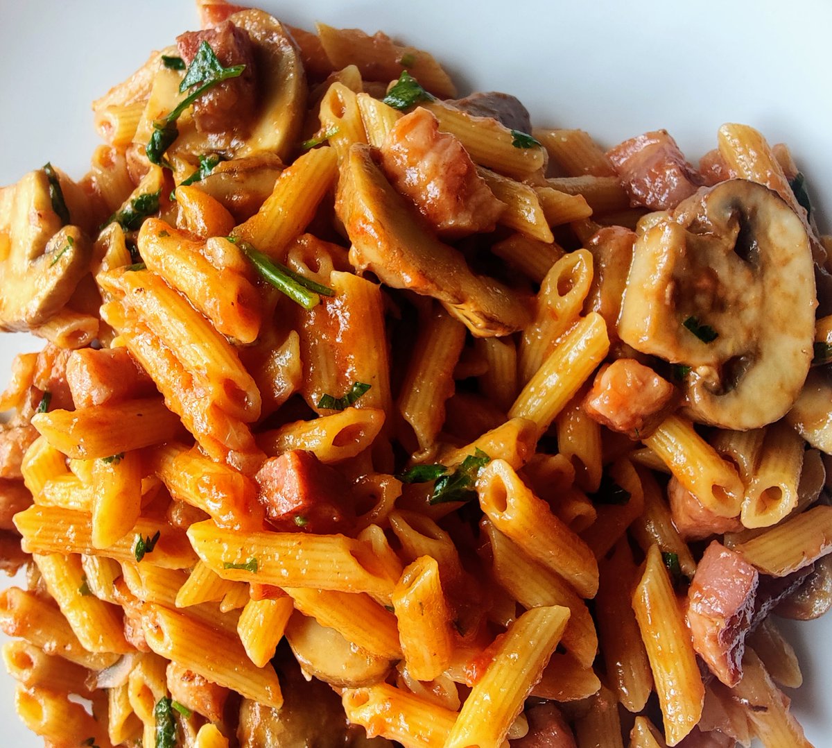 maiteximenez's tweet photo. Pennette alla BOSCAIOLA.
🍅🍄🐖🥛🫒🍝
#autunno🍁
#pasta
#boscaiola https://t.co/9fU0gcvObZ